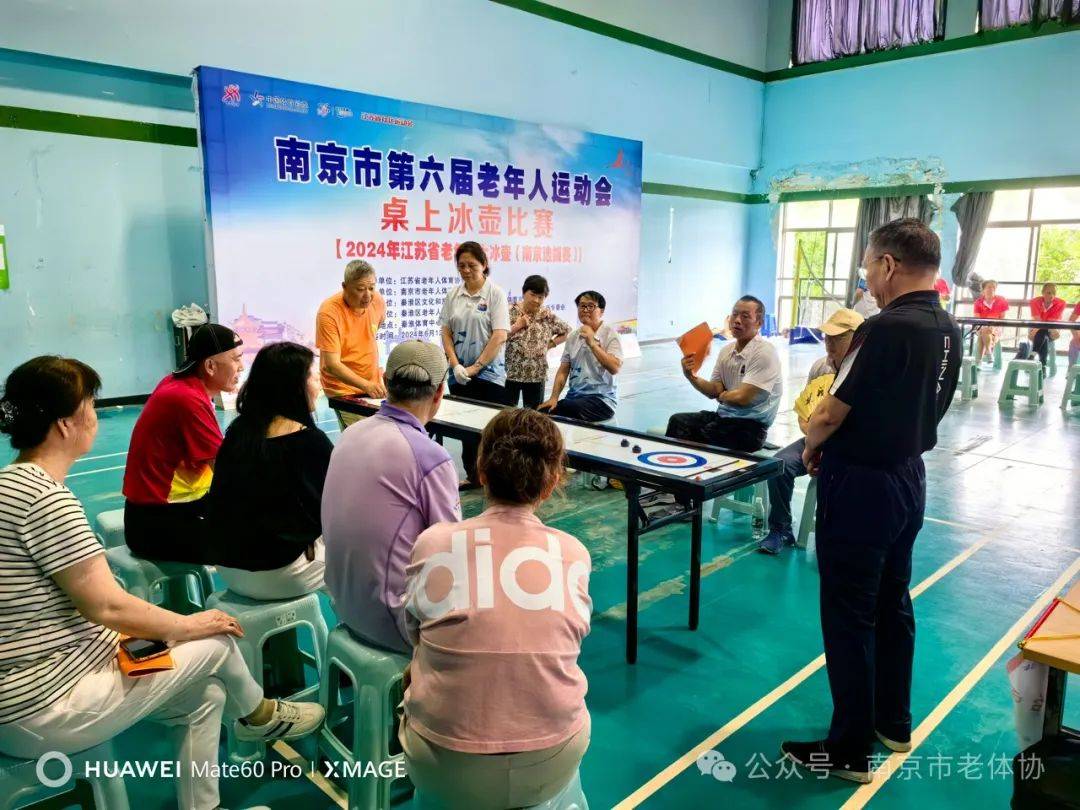 秦淮区老体协会长何伟,秦淮区文化和旅游局副局长解士东,南京市老体协