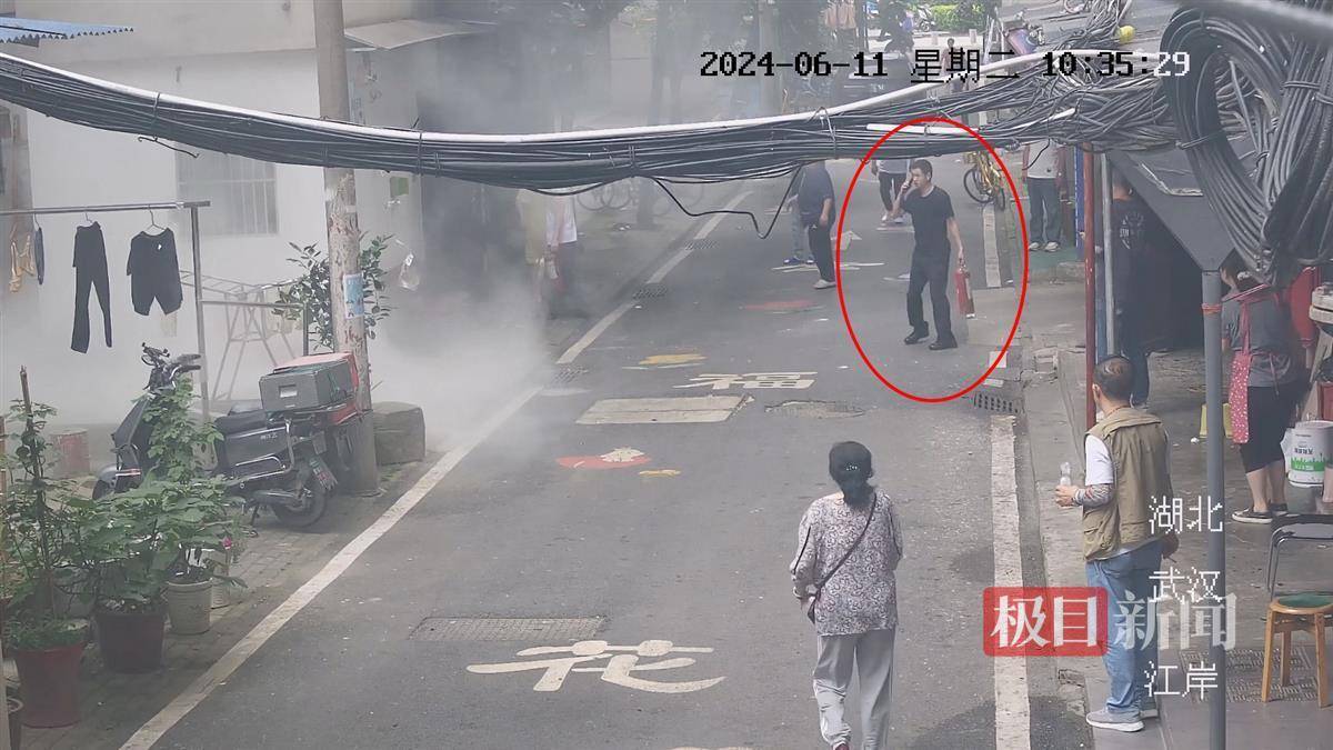 民宅厨房失火冒出浓烟,派出所民警迎火而上