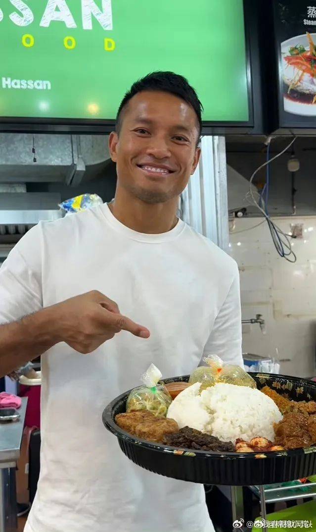 新加坡这个男人在热搜上挂了一天了,还有网友排队为他打钱