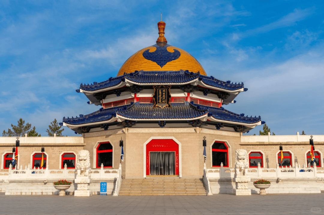 成吉思汗陵,雄伟壮观的成吉思汗陵,占地面积约55000多平方米,主体建筑