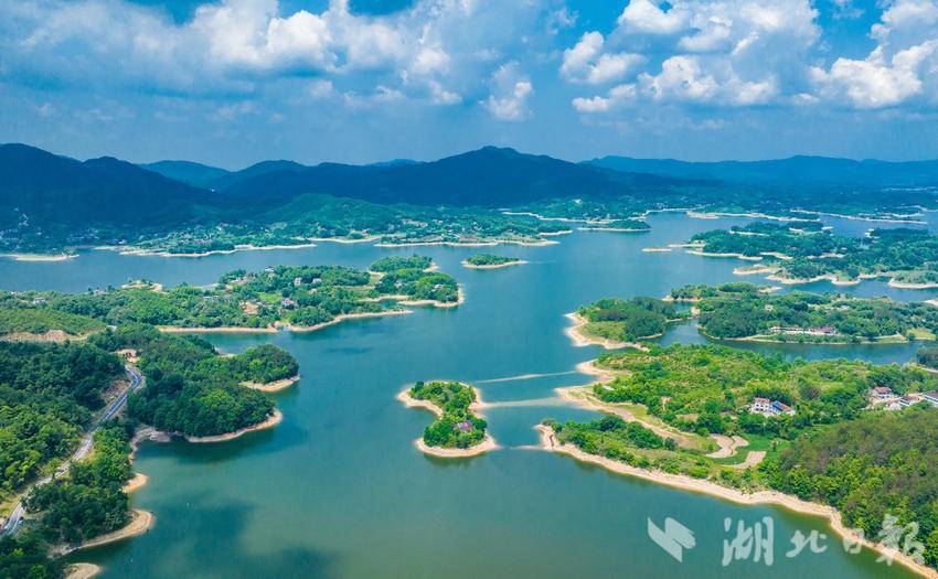 白莲河水库位于浠水,罗田,英山三县交界处,库容超12亿立方米,有"鄂东