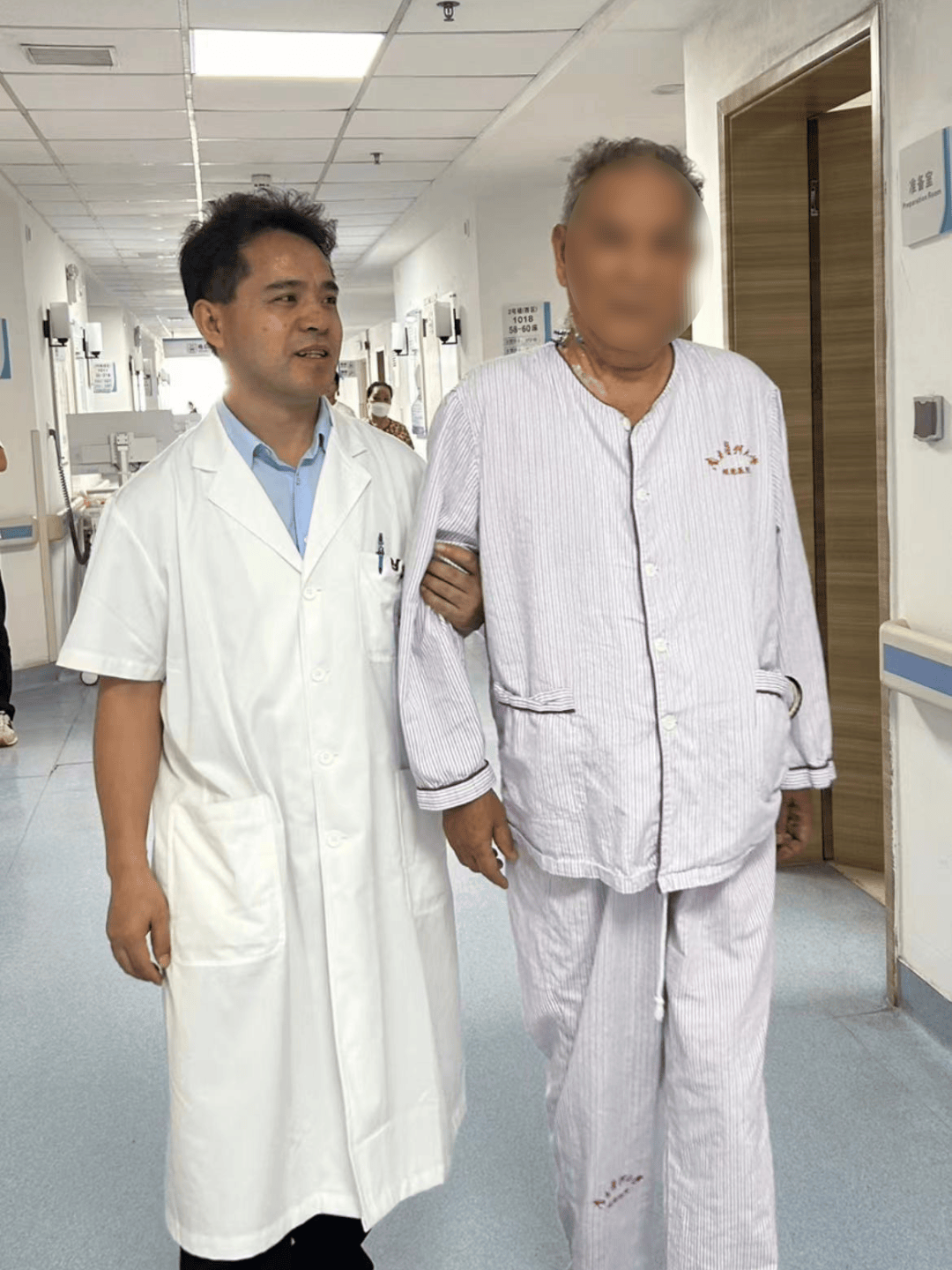 韦高翔与梁伯在走廊"漫步",促进术后恢复腹主动脉瘤该如何防治?