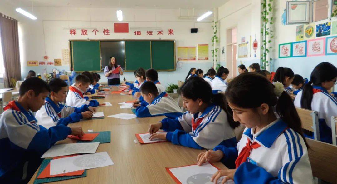 近年来,巩留县城南中学将剪纸作为学校特色课程之一,在日常教育教学中