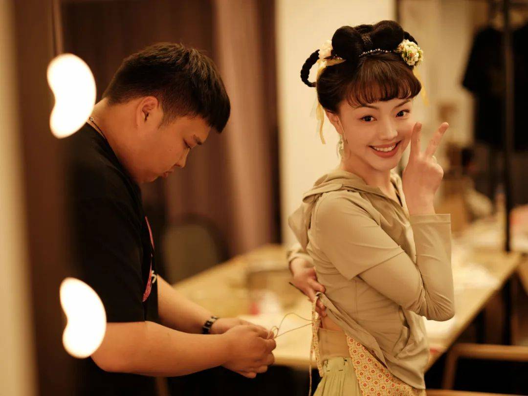 "离谱到中场就在按头安利!