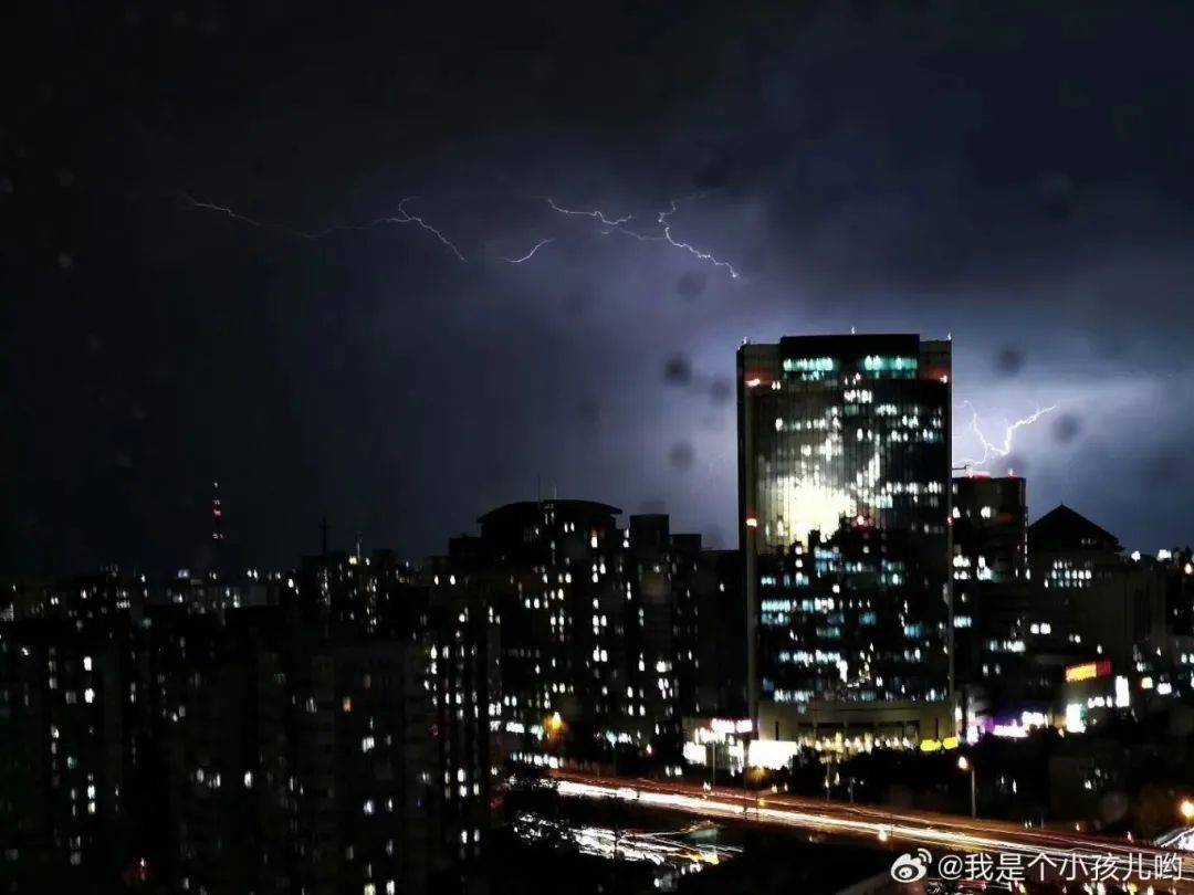 北京疾风骤雨,电闪雷鸣!一秒"入夜"!太吓人了