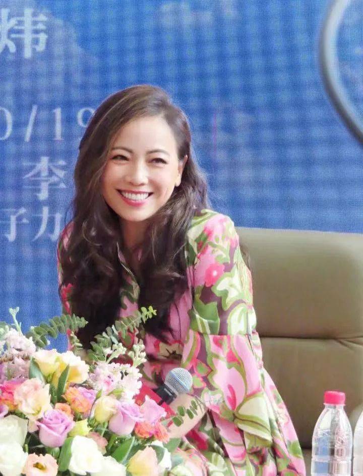 邓萃雯:"我演出角色的问题所在,让观众去寻找那光"话剧《鳄鱼》广州