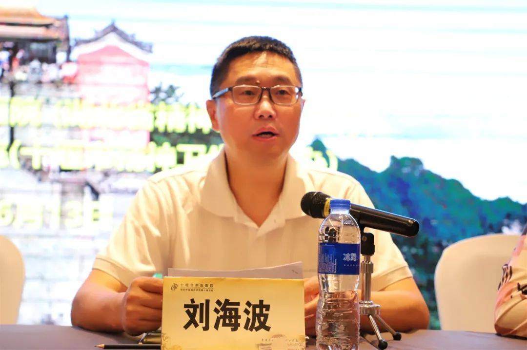 开班仪式上,刘海波代表市卫健委对领导专家及各位学员表示欢迎,对国家