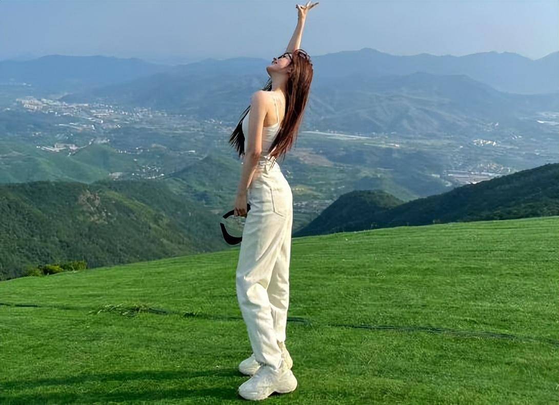 赵露思身材曲线揭秘!这身材让网友惊呼:太火辣了!