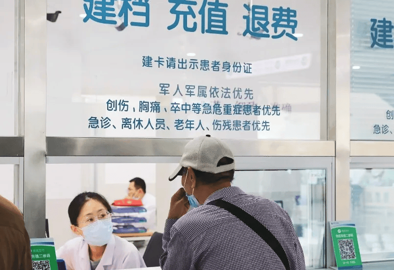 微信预约等多途径预约方式,实现分诊台,自助机,诊间,病房医生工作站多