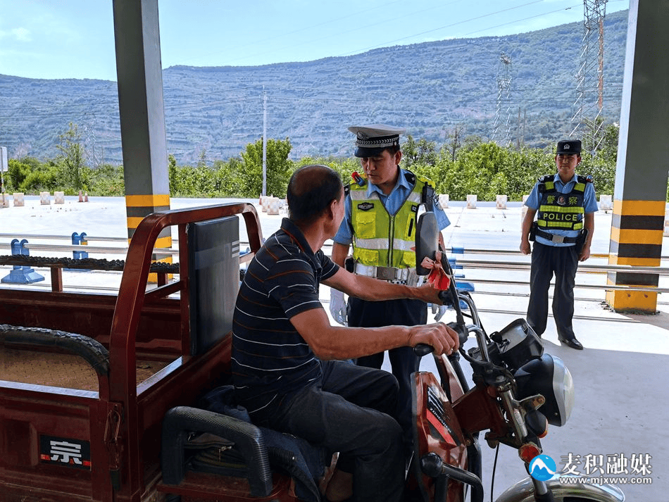 时】麦积区公安交警多措并举 为"三夏"生产保驾护航_农村_行车_宣传