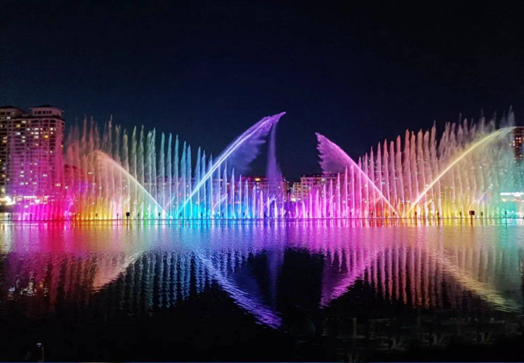 音乐喷泉位于延吉市延吉大桥和延新桥之间的布尔哈通河河面,全长158米