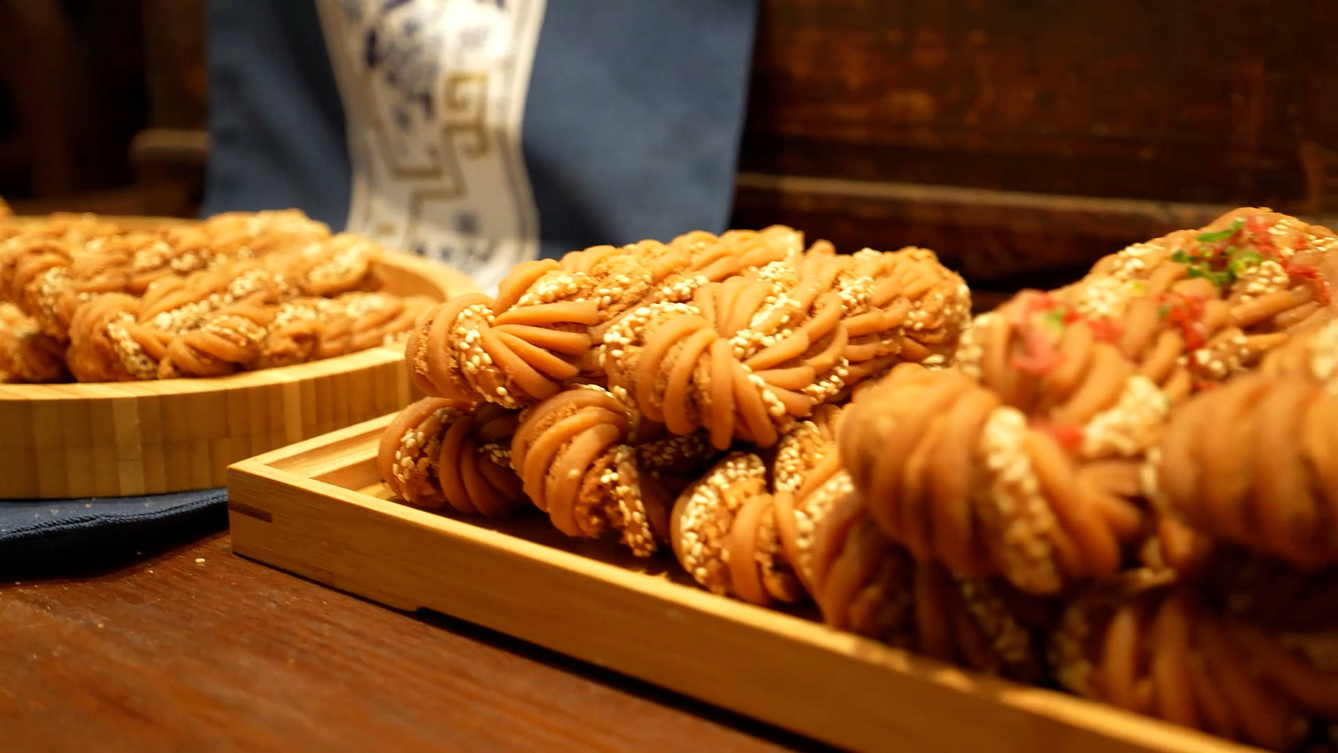 麻花是天津人的传统小吃,代表着天津这座城市的饮食特色.