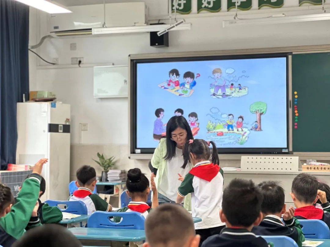 以"研"赋能成长——临平区教育研究学院赴乔司小学调研活动