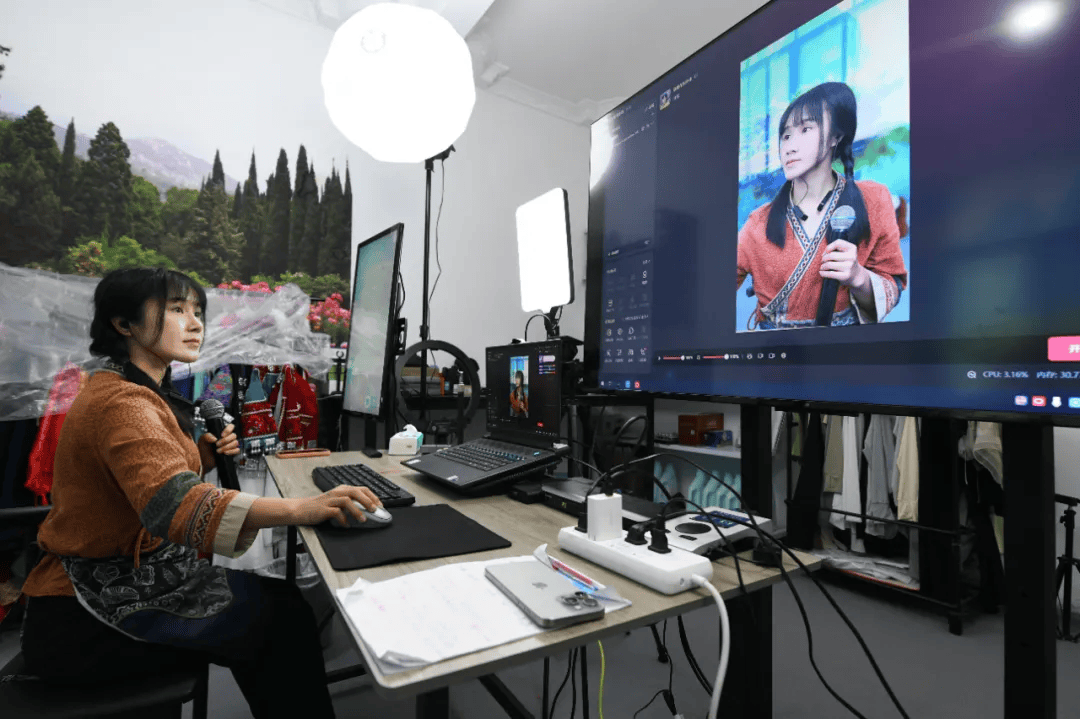 巾帼好网民故事 | "贵州晓晓"直播带货筑梦"新农路"