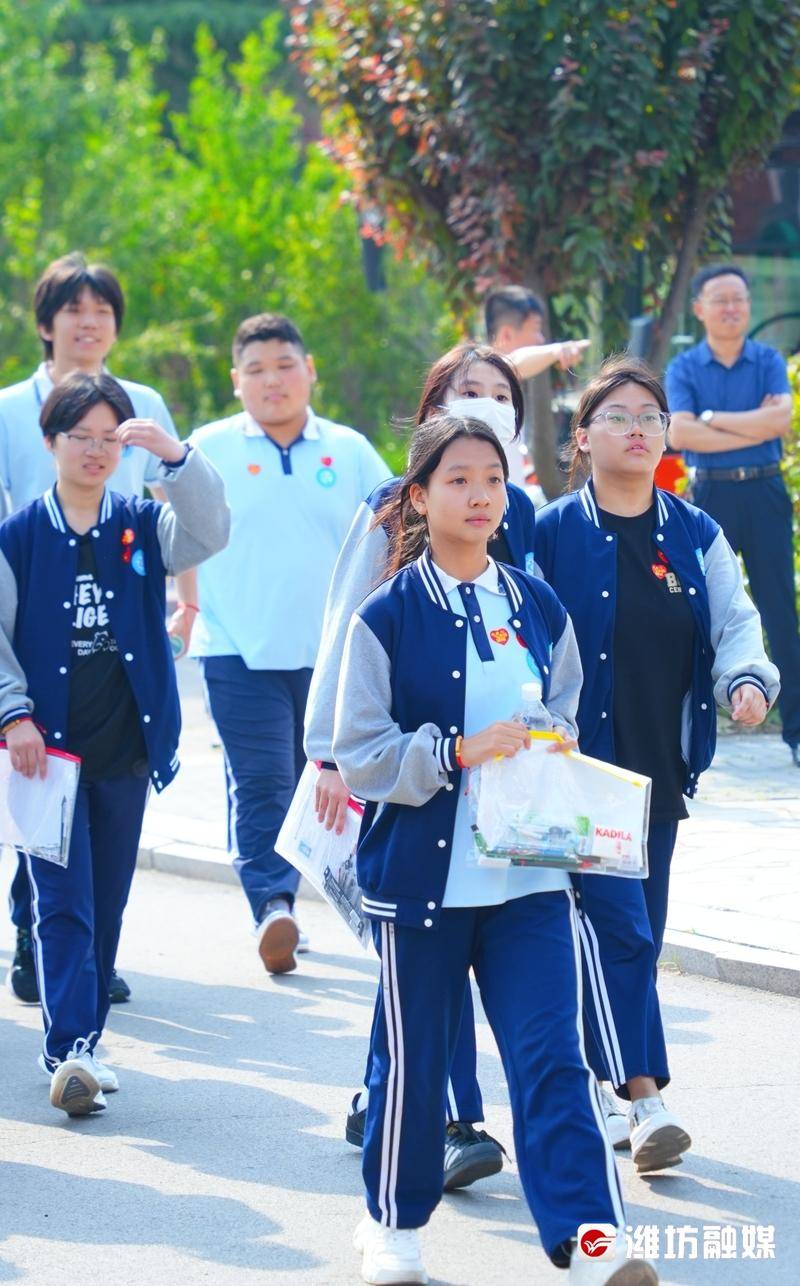 寒亭一中考点外,交警部门早早就在外围设置好了警戒线,多名交警在现场