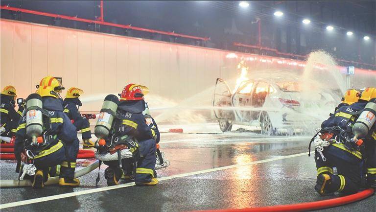 深中通道上演"紧急救援"