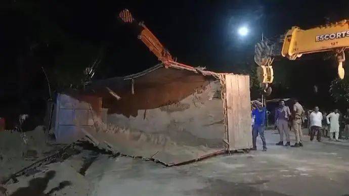 印度一沙车翻覆，祖孙三代9人被埋！仅一4岁女童生还-印度事故