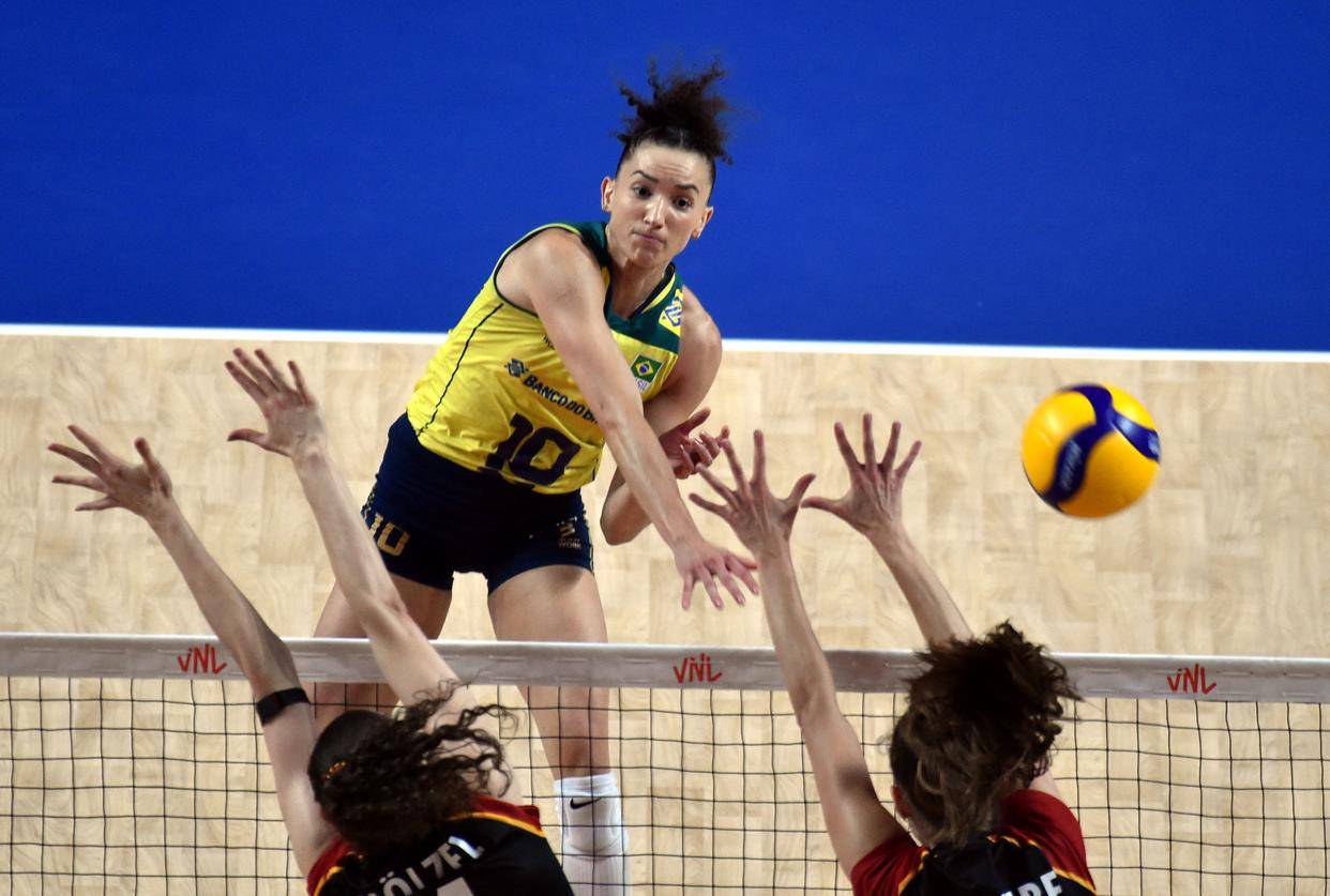 (体育)排球——世界女排联赛香港站:巴西队胜德国队