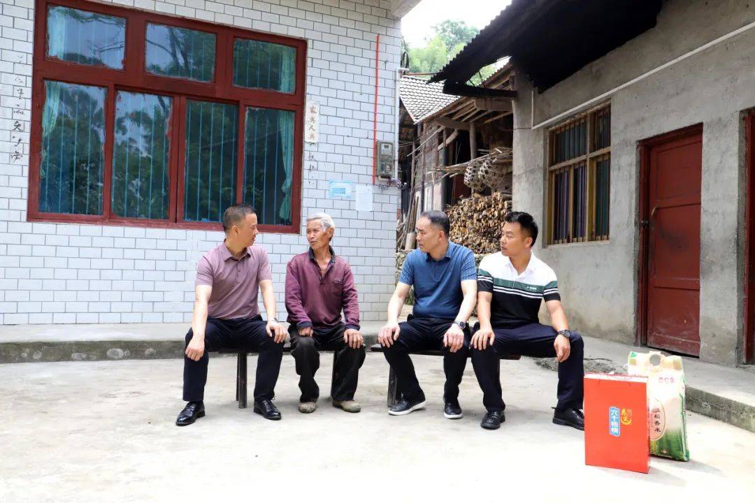 监狱领导到凤冈县玛瑙村开展双联双促活动