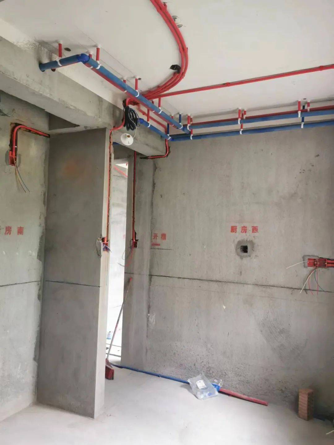 滨海一号朱明锋师傅工地,水电安装布管穿线施工中,各项工作施工良好.