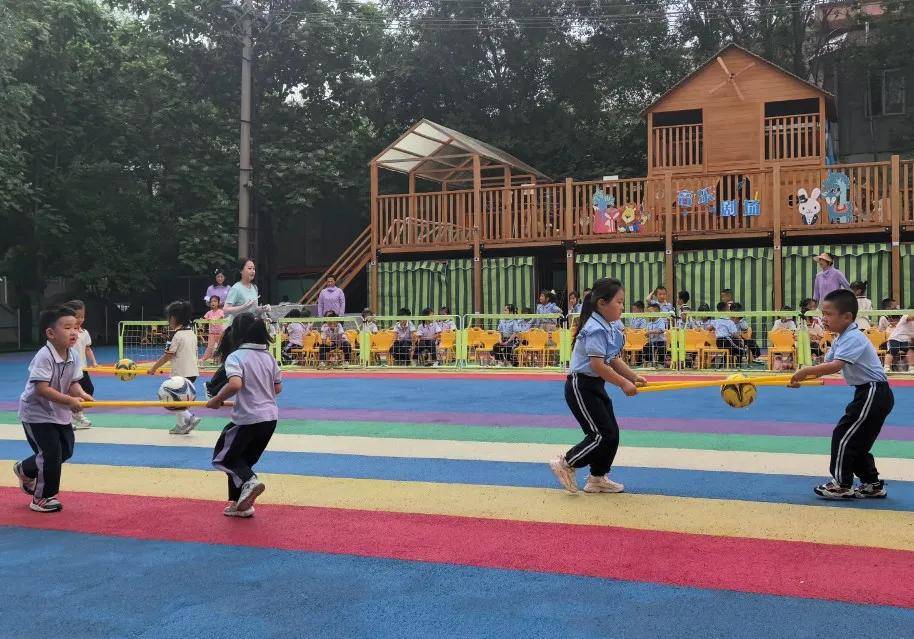 玩转小足球——科尔沁区第一幼儿园中班组举办趣味足球运动会_游戏