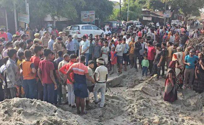 印度一沙车翻覆，祖孙三代9人被埋！仅一4岁女童生还-印度事故