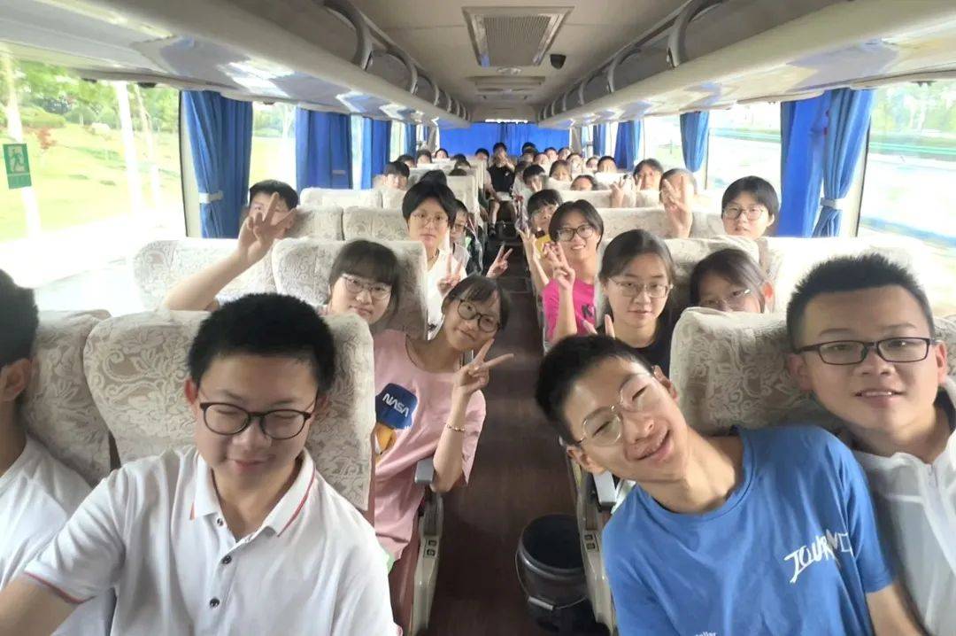 考场外,新明教育集团总督学姜昌根先生携公司副总郑鹏先生,副总李文法