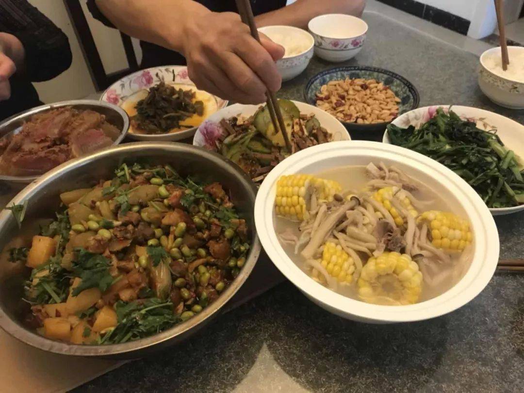 有的时候,我爸还用川普教我的老板做回锅肉,普通话说得不好,武汉人听