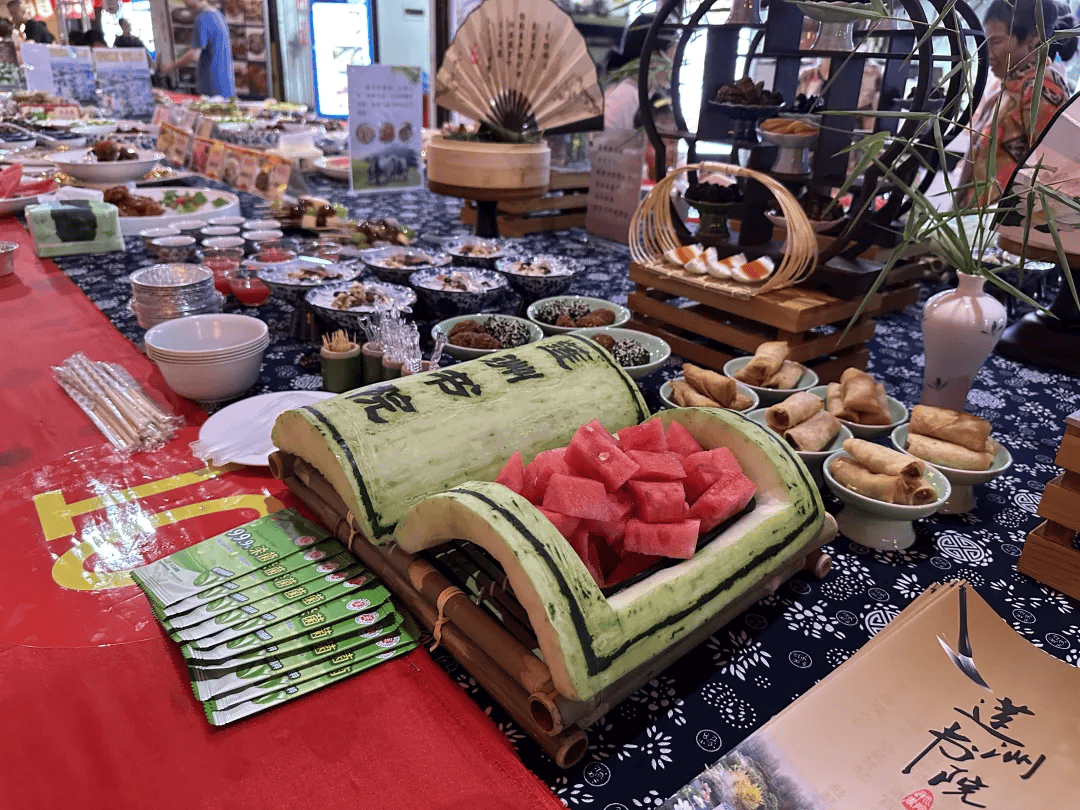 游客李俊杰说:"这个长桌宴办得非常不错,在桌上看到很多永新的特色,让