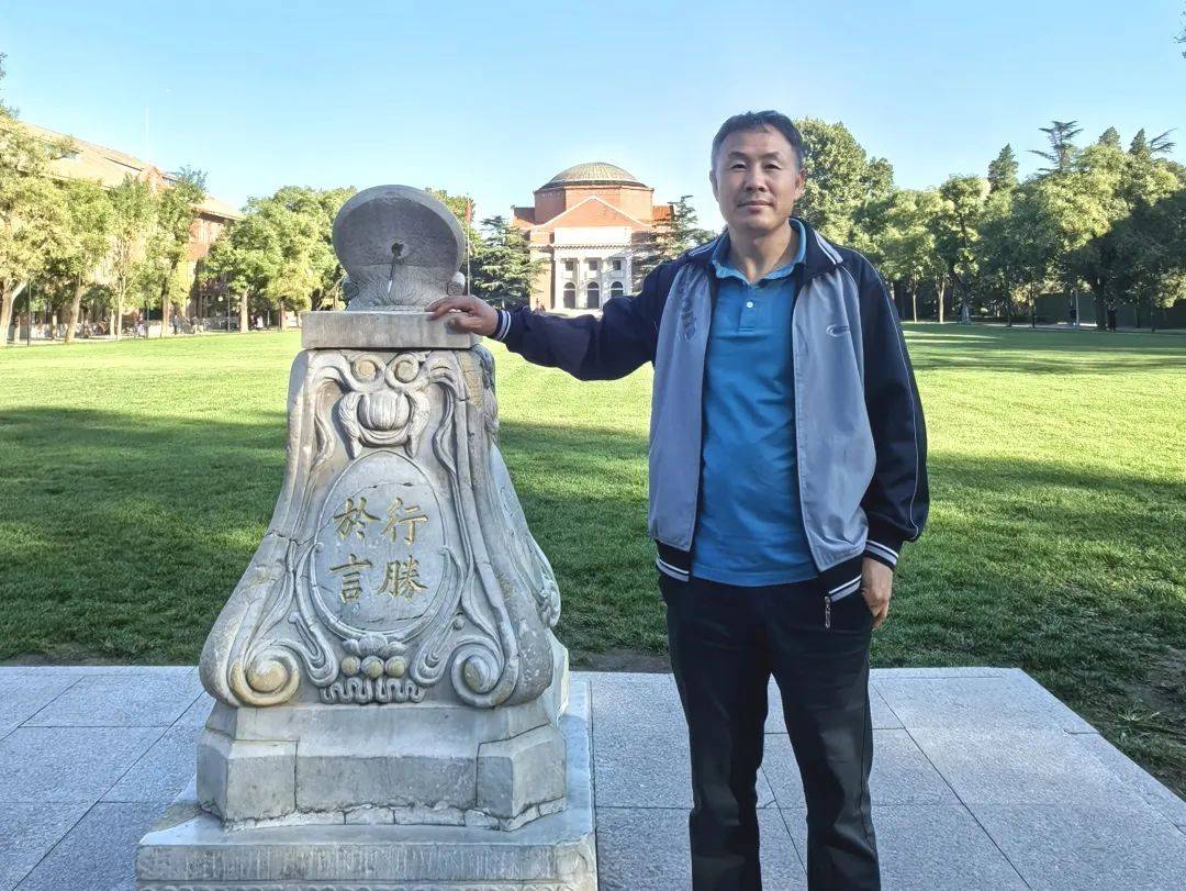 爸爸与日晷合影刚上大学那一年的国庆节,爸爸来学校看我,特意在写着"