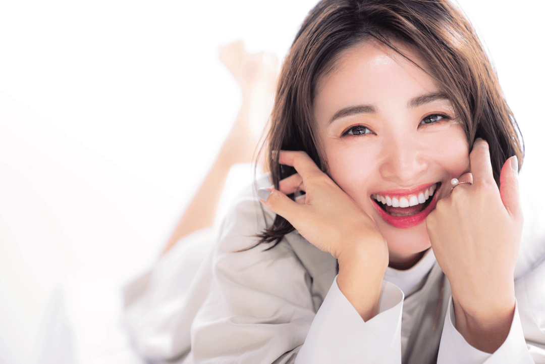 是一副生气的表情,所以为了形成反差,平时会注意保持女演员式的微笑