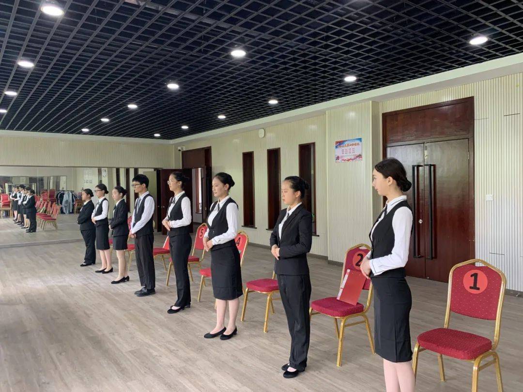 同学们在礼仪老师的指导下,进行了从站姿,坐姿,走姿到服务用语,服务