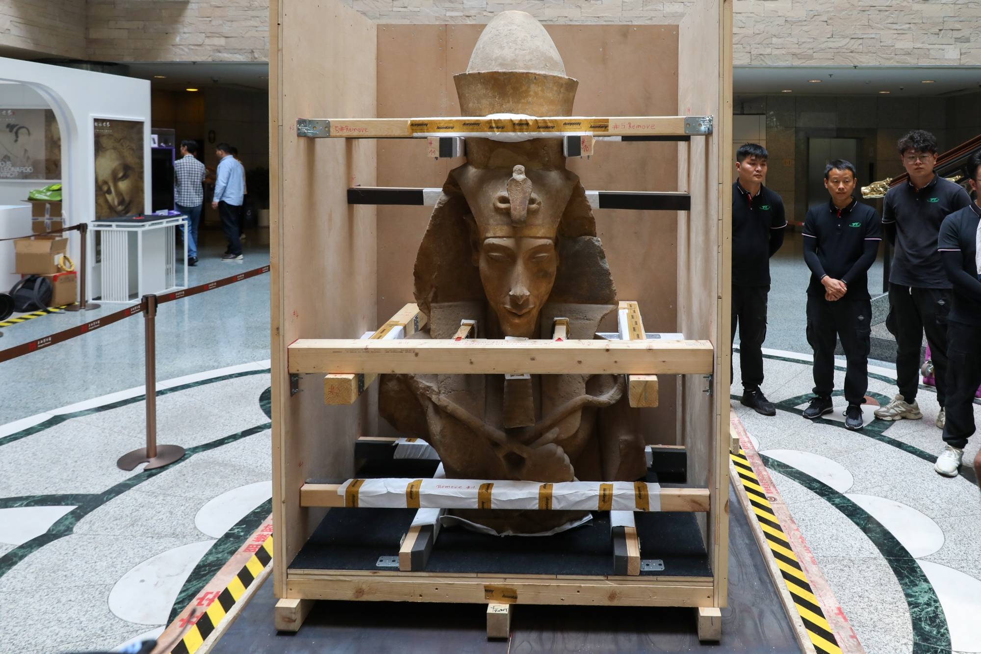   788件古埃及文物抵达上海，“金字塔顶端:古埃及文明展”将于下月揭幕。
