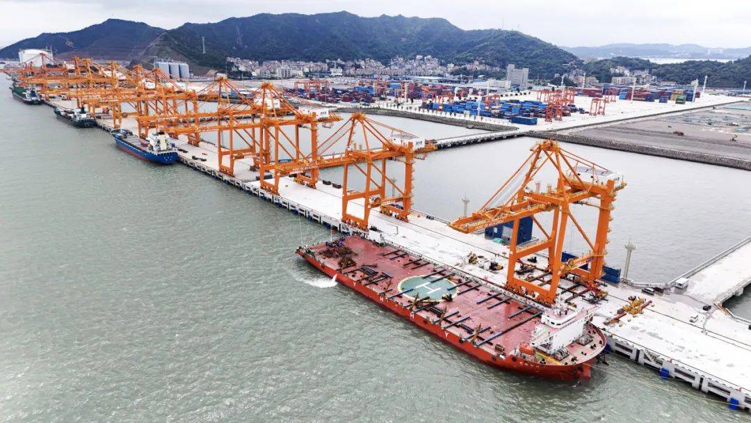 温州港状元岙港区二期3台桥吊顺利到港