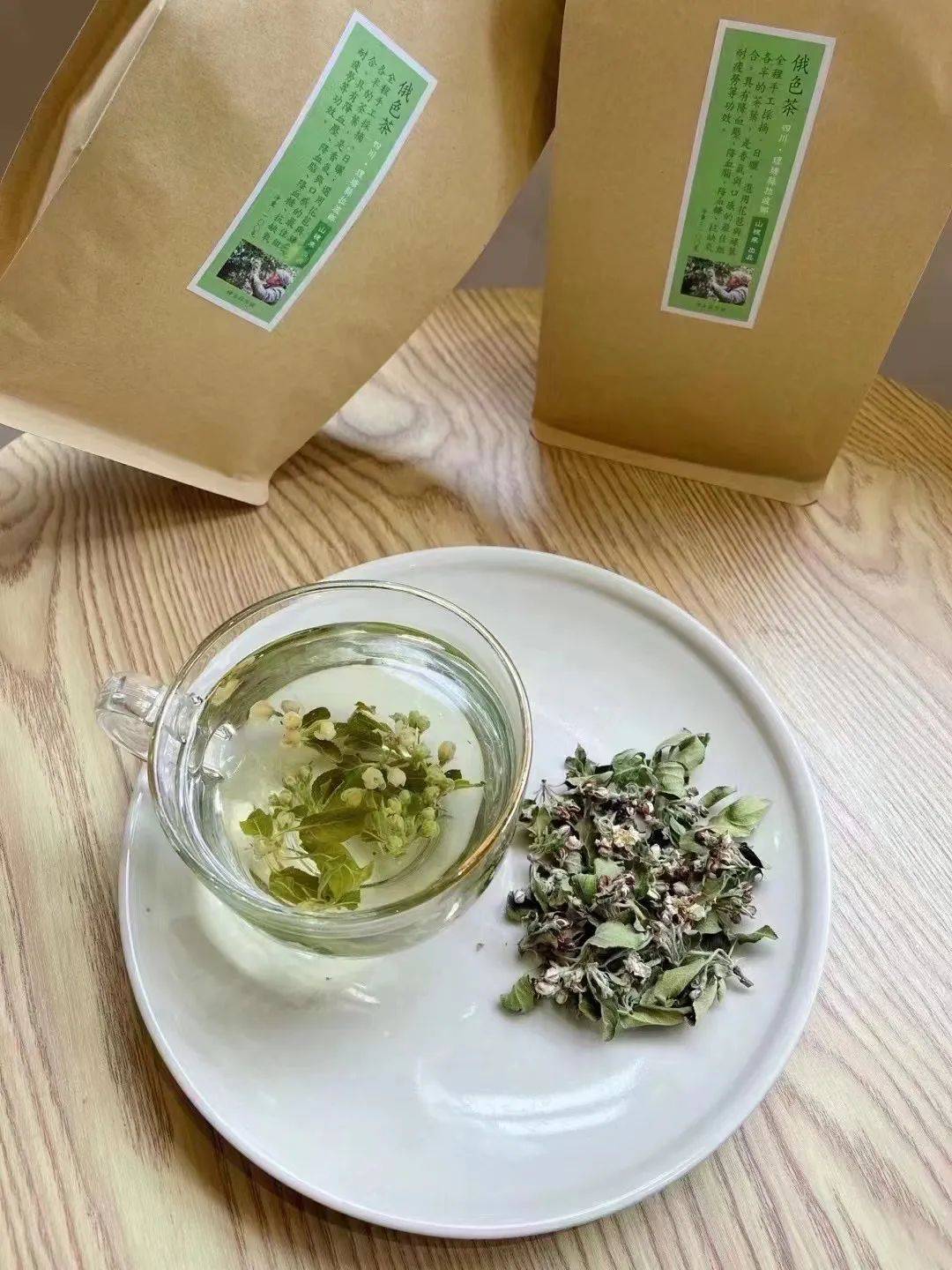 守护一处世外桃源,自有一份山明水秀的质朴品尝一杯山野藏茶,传承一