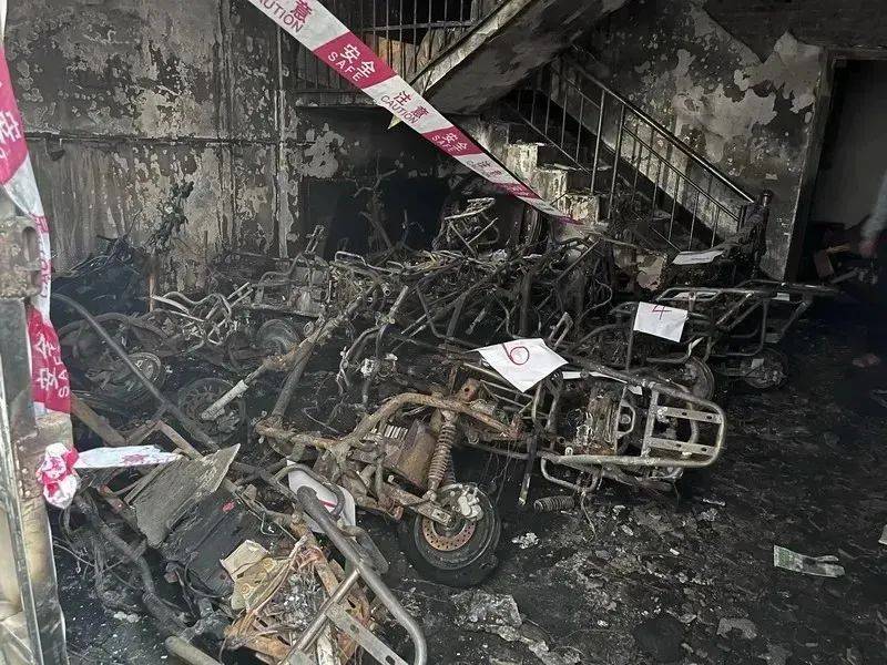 不听劝!家中充电电瓶起火爆炸,4人无法逃生