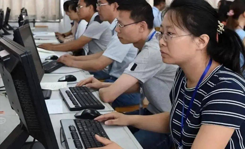 高考"神仙卷面"走红,阅卷老师舍不得扣分,字迹工整胜过印刷体