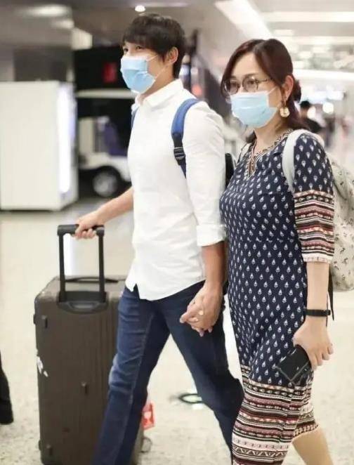 陈松伶夫妇近照曝出:53岁陈松伶暴瘦30斤令人忧,45岁张铎精神满满