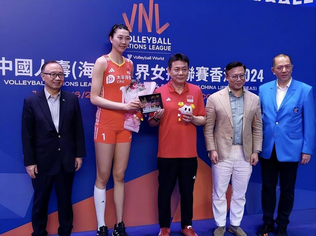 官宣,助理教练袁志带队,张常宁任队长,女排替补12人,奔赴泰国