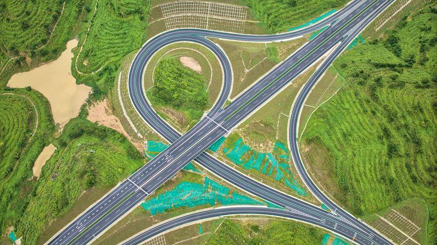广西南宁至广东湛江高速公路广西段建成通车
