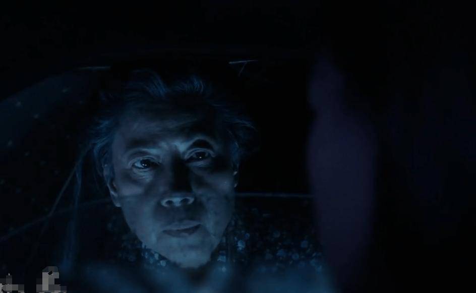 是80后,90后的童年阴影.在电影《阴阳路》系列里,她饰演的"龙婆