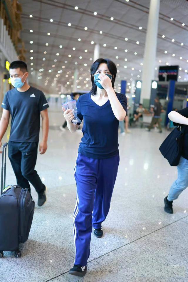 王菲现身机场,穿足球衫足球鞋超随意,手拿塑料袋像参加高考