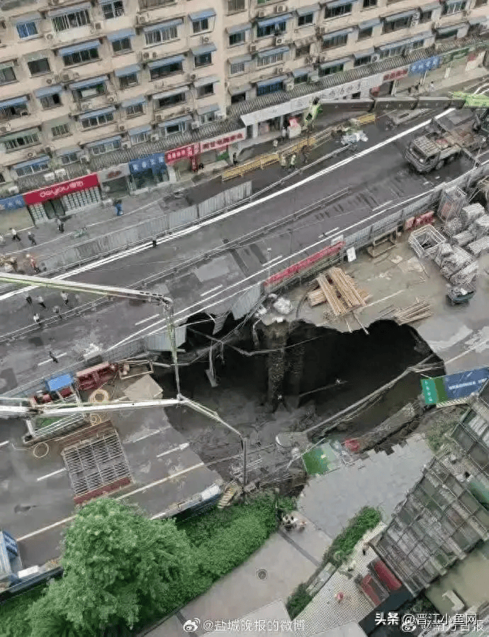 突发!成都在建地铁路面坍塌!最新通报_建设_施工_西路