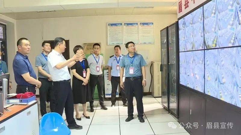 张小平一行先后到城关中学,眉县中学,城关二中,实地察看了考点安济排