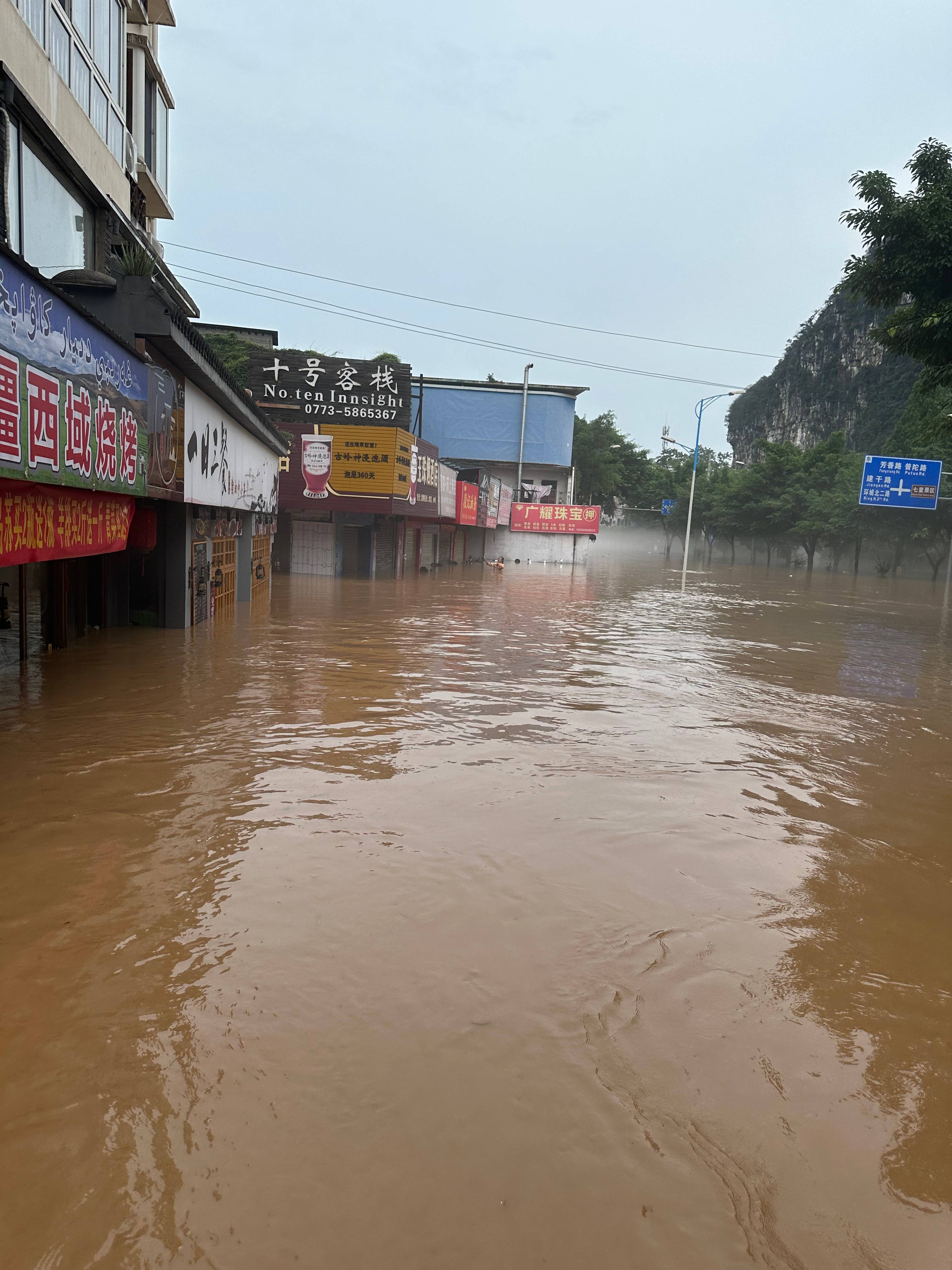 桂林居民讲述:玉米水稻被水冲走,划桨板接送学生和老人