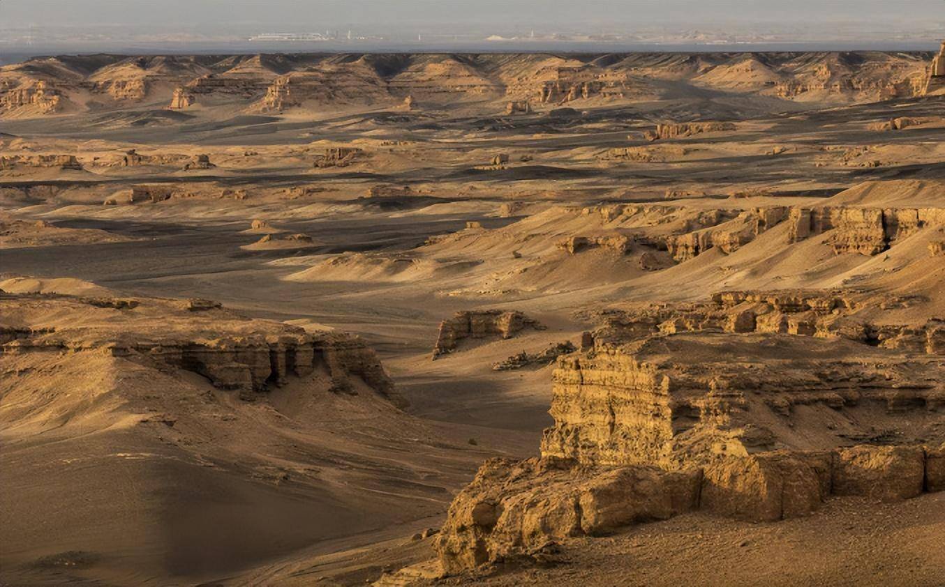 罗布泊水域面积最高时为5350平方公里,比如今的青海湖4625.