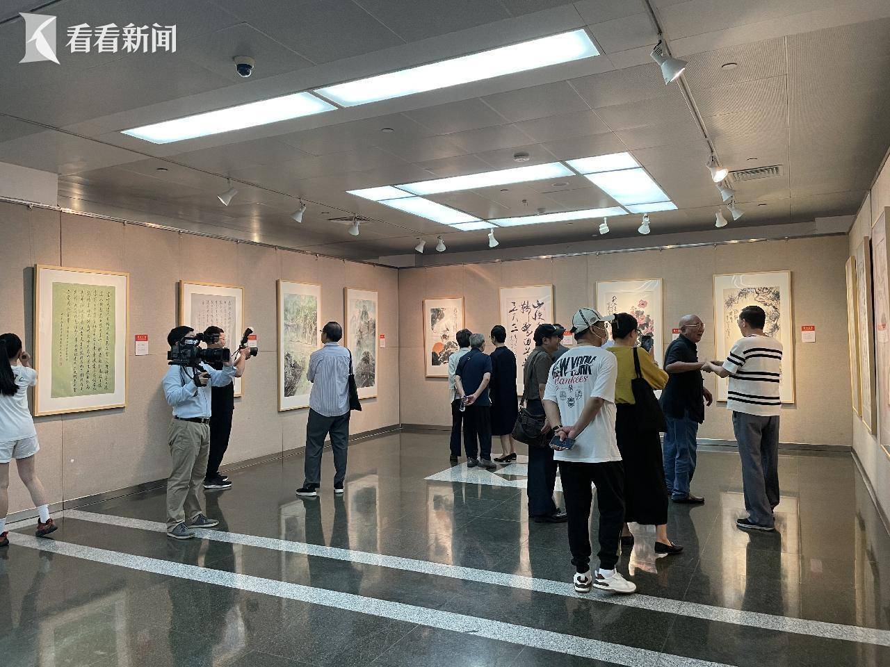 上海市文史研究馆馆员书画作品展亮相上图