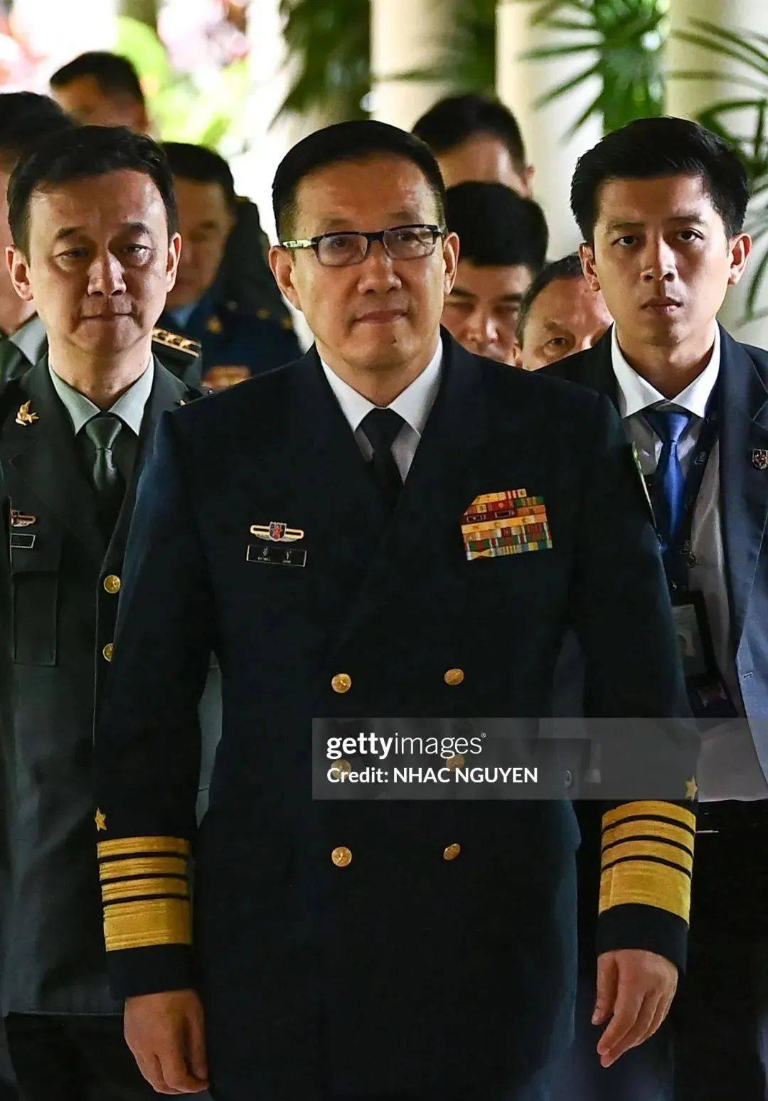 国防部长身边杀气腾腾的少壮军官们,威武壮哉!