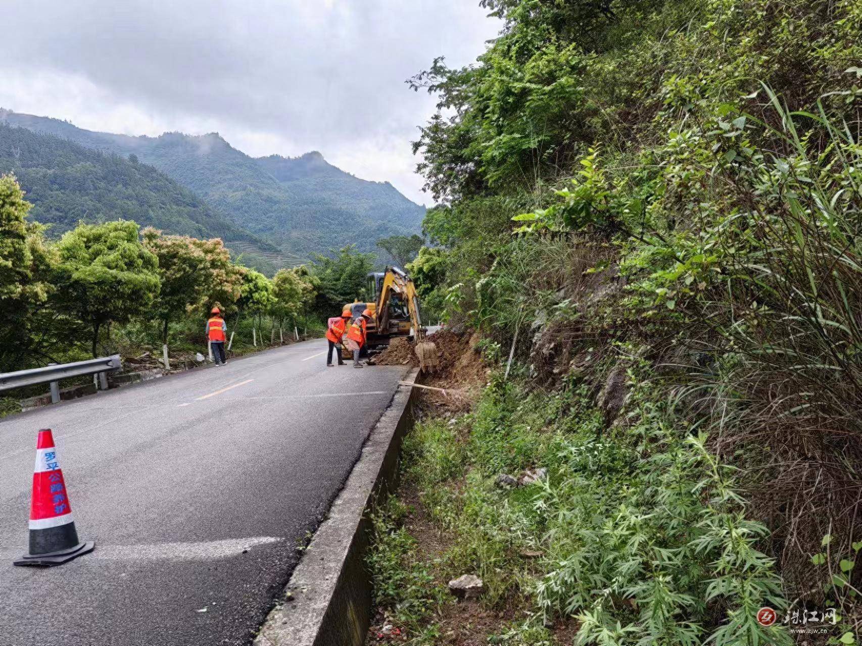 罗平县交通运输局开展公路隐患整治保安全畅通_道路_塌方_排水