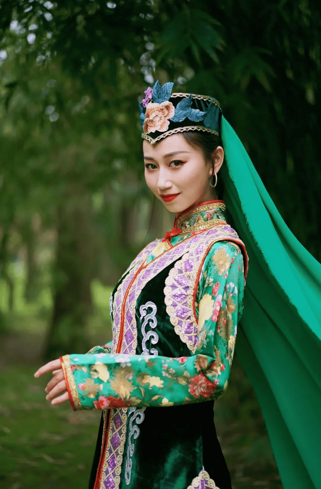 95后姑娘拍摄56个民族服饰,人民日报转发,8000万赞:这种美,只有中国人